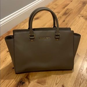 MK Womens Selma Satchel